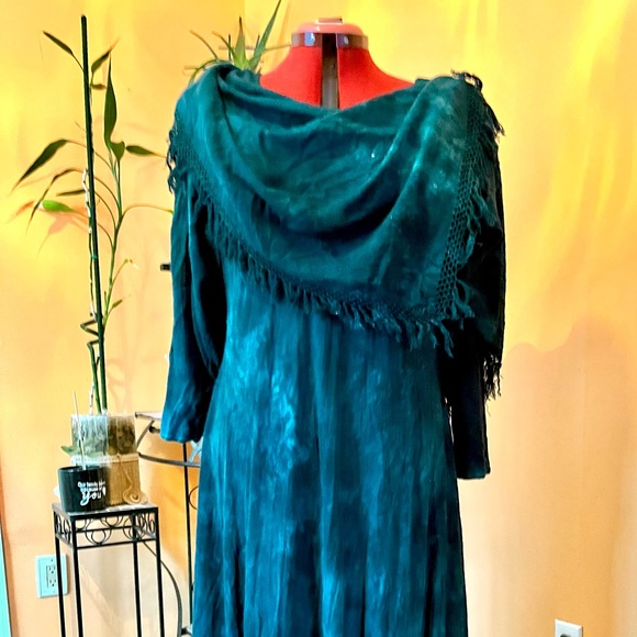 Beautiful dress. Size M-XL. Colour is bottle green. - Picture 1 of 6